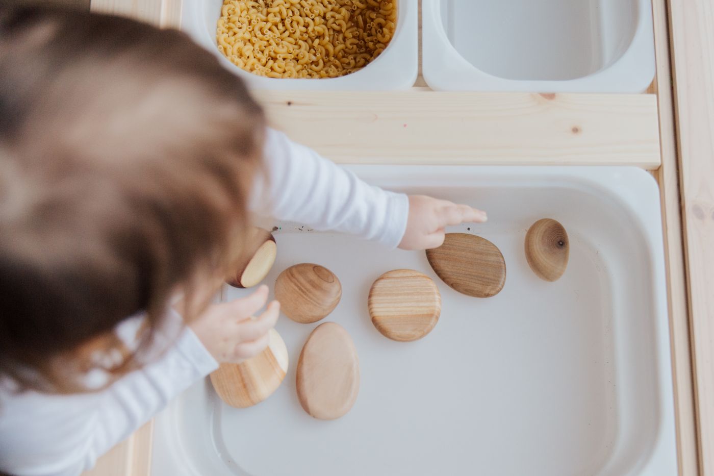 モンテッソーリ教具で遊ぶ幼児
